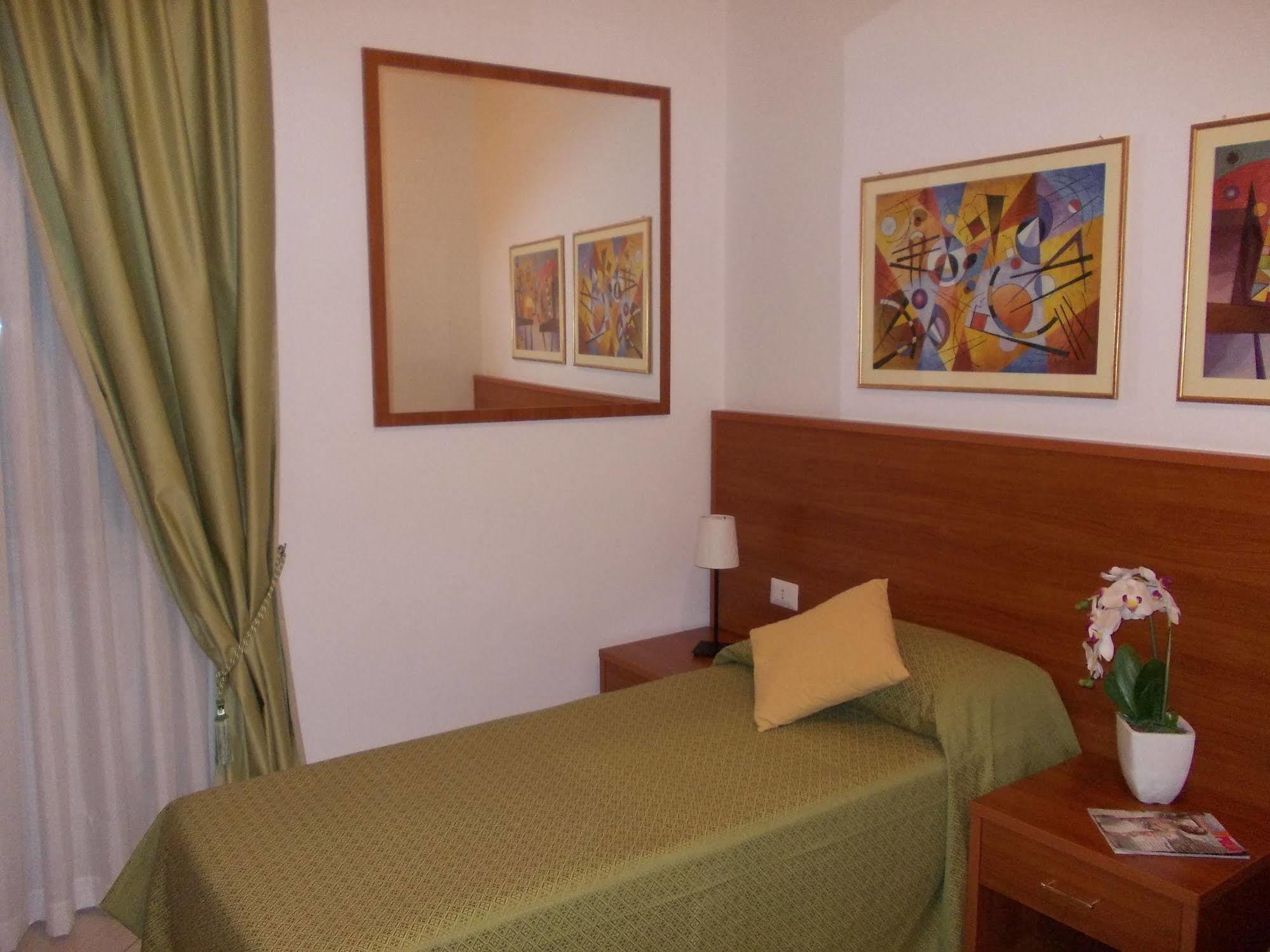 Hotel Solaria Rodi Garganico Exterior foto